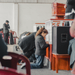 Congregantes orando en la Iglesia Bautista Efata