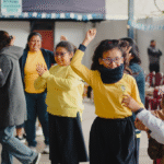 Niños participando en un concurso