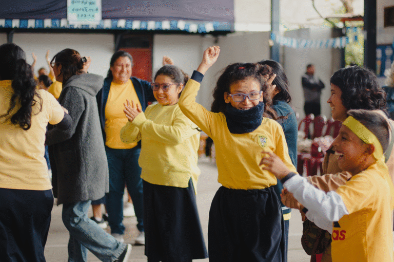 Niños participando en un concurso