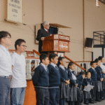 Niños y jóvenes en una presentación delante de la Iglesia Bautista Efata