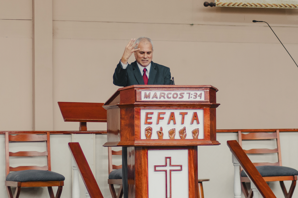 Pastor Jorge Pozo predicando en la Iglesia Bautista Efata