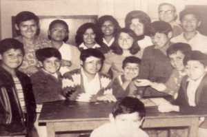 Un grupo de niños y jóvenes con Misioneros Vernon y Velma Miller