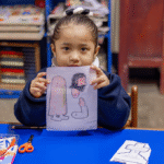 Una niña de inicial mostrando su hoja de trabajo
