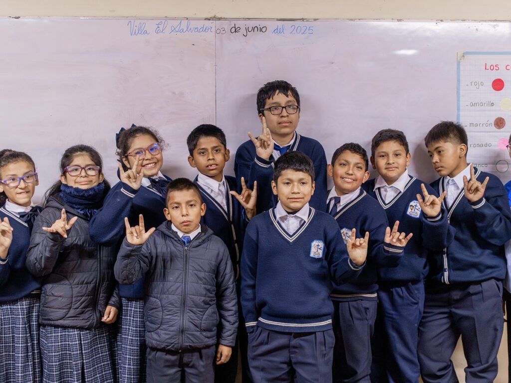 Una clase diciendo "te amo" en la lengua de señas