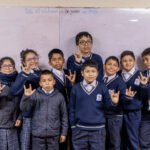 Una clase diciendo "te amo" en la lengua de señas