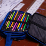 Una niña de inicial mostrando su hoja de trabajo