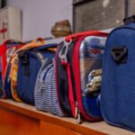 Una niña de inicial mostrando su hoja de trabajo