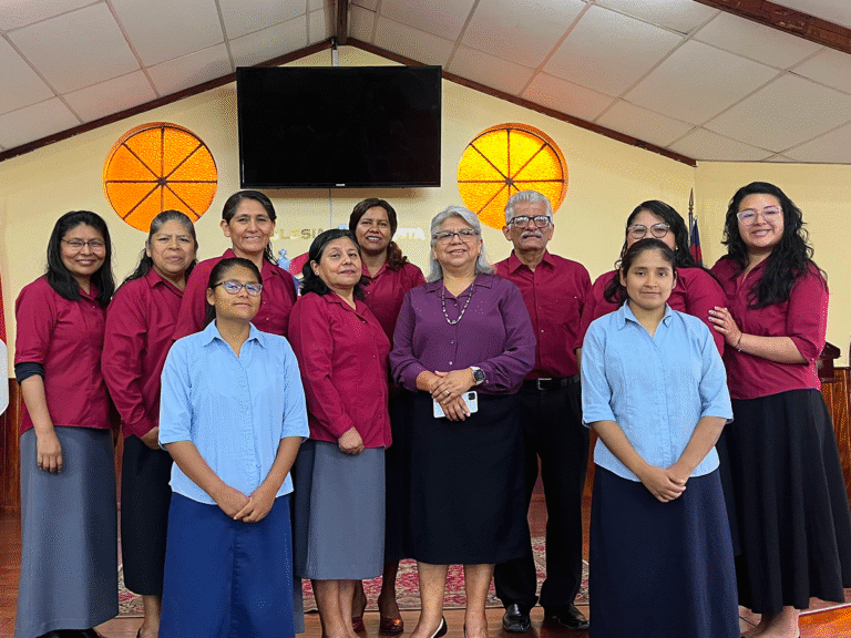 Niños y jóvenes en una presentación delante de la Iglesia Bautista Efata