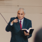 Una niña de inicial mostrando su hoja de trabajo