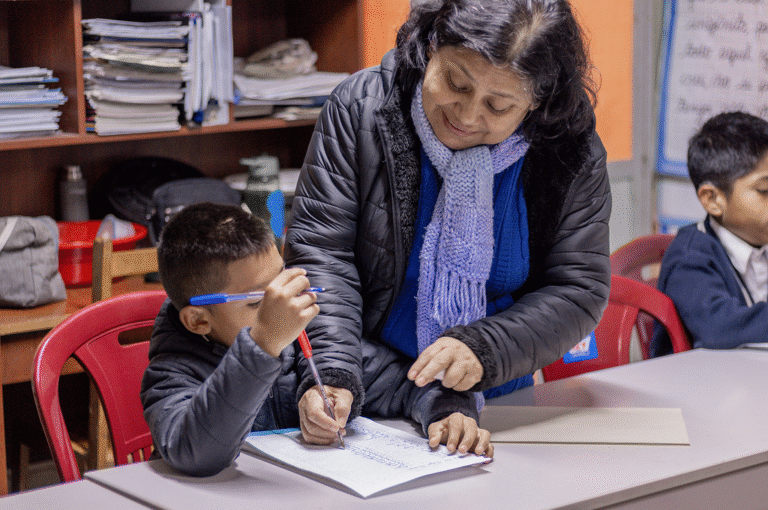 Una profesora calificando el trabajo de un niño