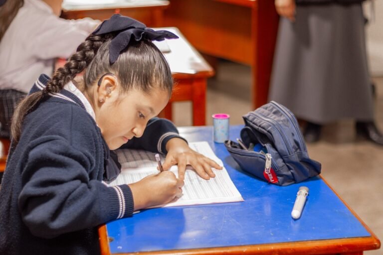 Niña estudiando