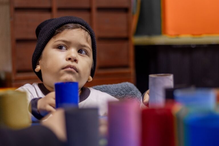 Niño realizando un proyecto manual en inicial