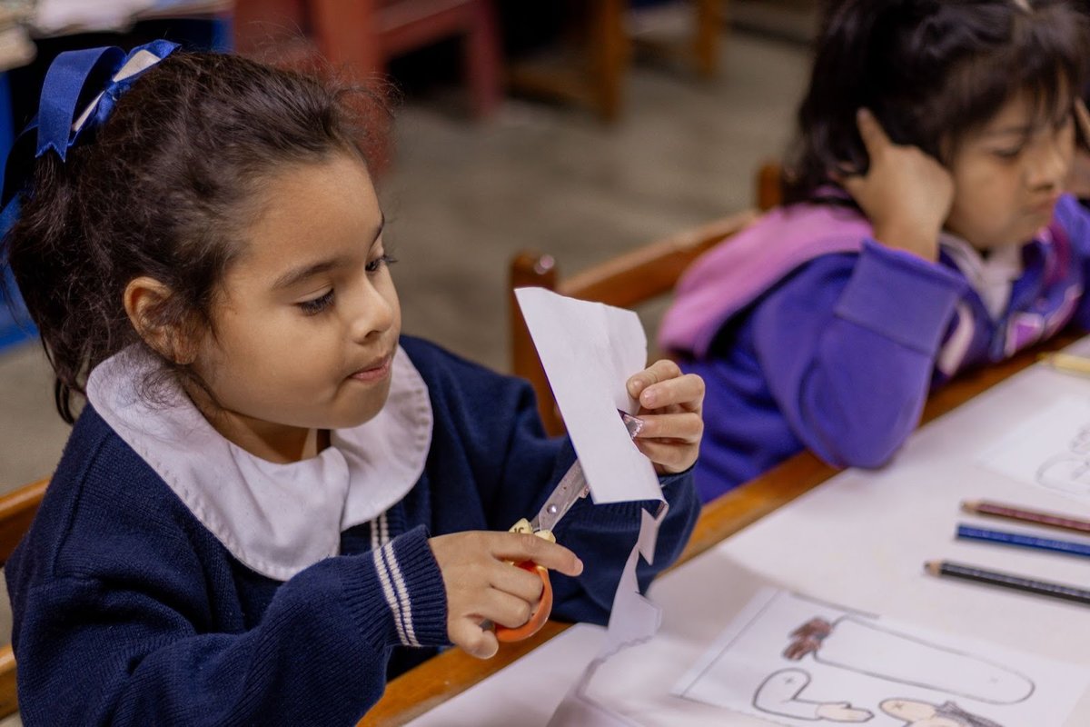 Niño jugando con sus compañeros y sus padres