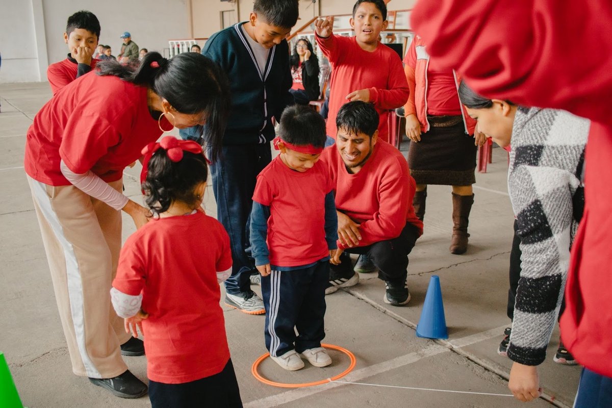 Niño jugando con sus compañeros y sus padres