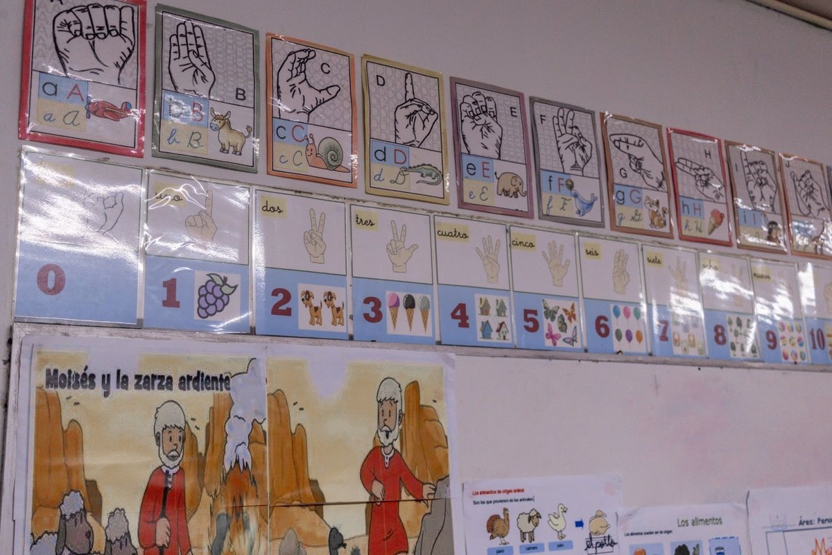 Niño jugando con sus compañeros y sus padres