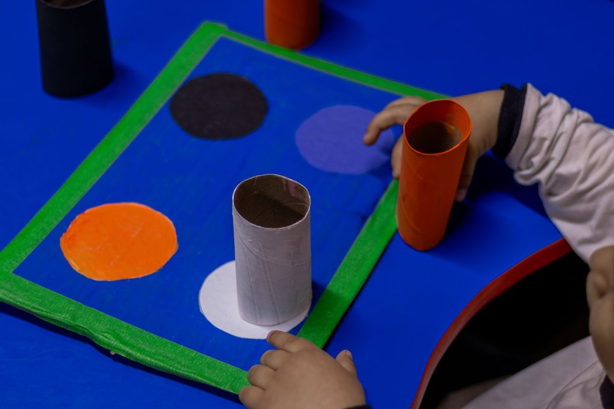 Niño jugando con sus compañeros y sus padres