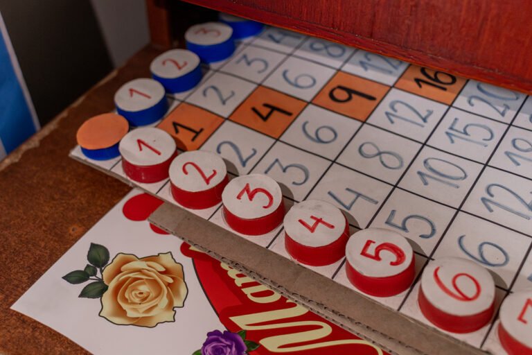 Niño jugando con sus compañeros y sus padres